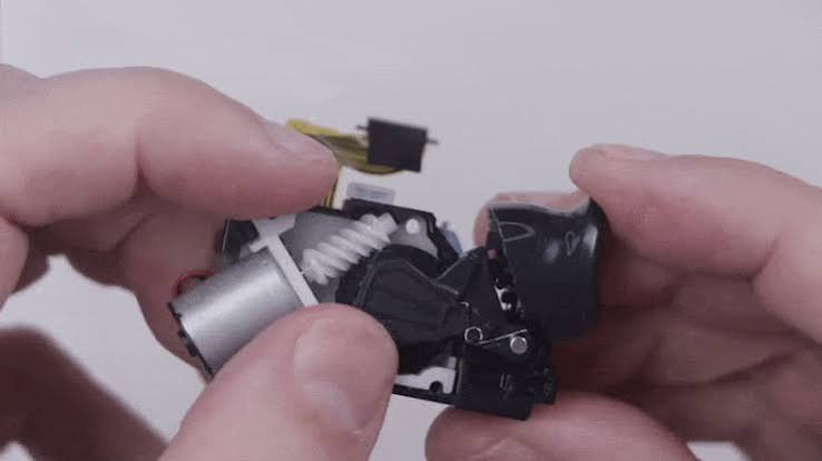 Cutaway of a DualSense adaptive trigger mechanism